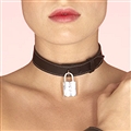 girls wearing chokers necklace